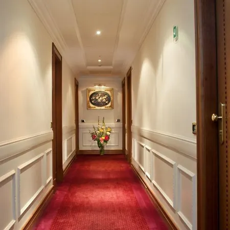 Ξενοδοχείο Pinewood 4*