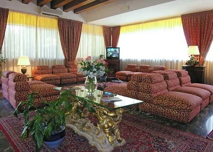 Pinewood Отель 4*