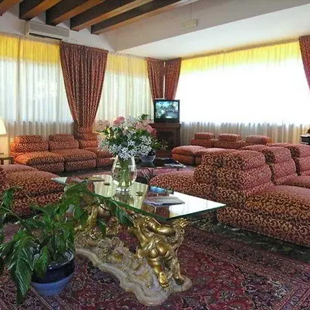 Pinewood Hotel 4*